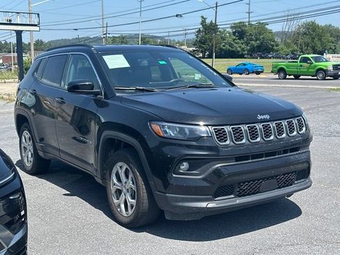 Used 2024 Jeep Compass Latitude AWD/4WD image 3