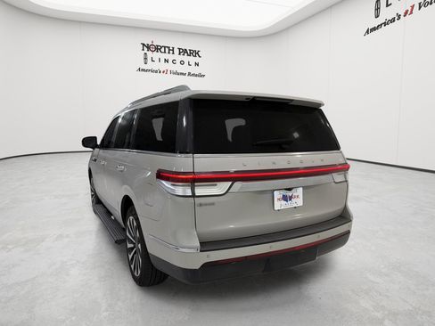 Used 2023 Lincoln Navigator Reserve AWD/4WD image 3