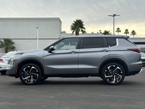 Used 2024 Mitsubishi Outlander SE Black Edition image 6