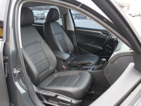 Used 2018 Volkswagen Passat 2.0T R-Line w/ R-Line Lighting Package FWD image 12