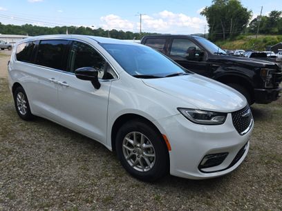 Used 2024 Chrysler Pacifica Touring-L