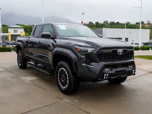 Certified 2025 Toyota Tacoma TRD Off-Road AWD/4WD image 2