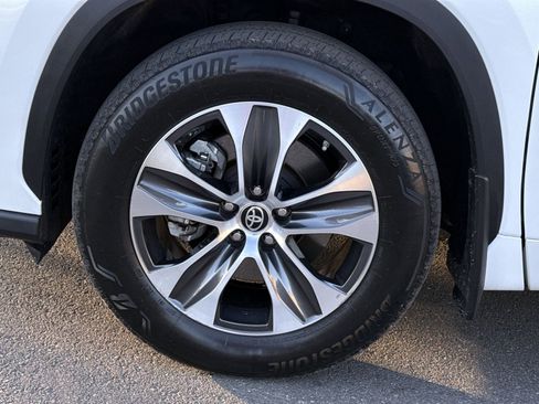 Used 2022 Toyota Highlander XLE image 12