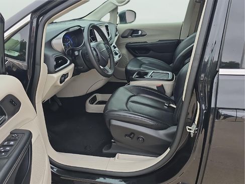 Used 2023 Chrysler Pacifica Touring-L FWD image 9