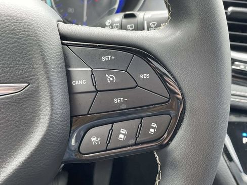 Certified 2025 Chrysler Pacifica Limited FWD image 35