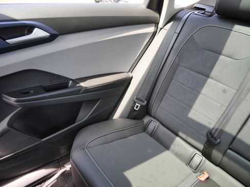 Certified 2024 Volkswagen Taos SE w/ Panoramic Sunroof Package AWD/4WD image 12
