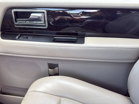 Used 2017 Lincoln Navigator Select RWD image 17