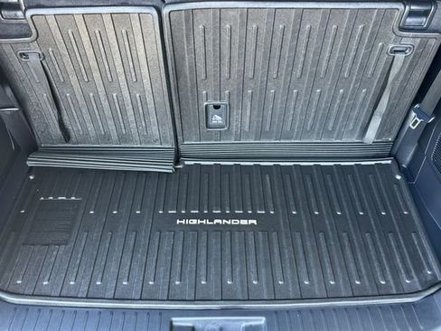 Used 2023 Toyota Highlander XSE FWD image 18