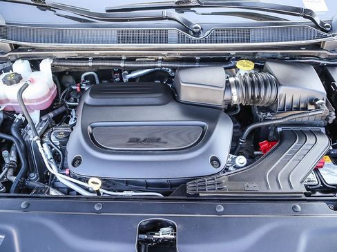 Certified 2024 Chrysler Pacifica Touring-L image 28