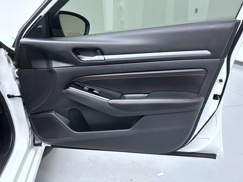 Used 2023 Nissan Altima 2.5 SR FWD image 16