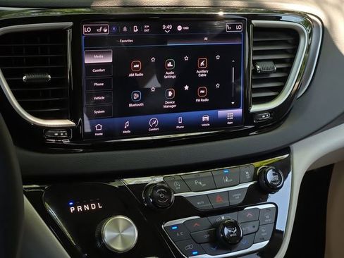 Used 2024 Chrysler Pacifica Touring-L FWD image 20