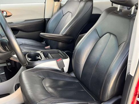 Used 2019 Chrysler Pacifica Touring-L FWD image 6