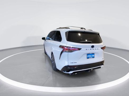 Used 2025 Toyota Sienna XSE w/ XSE Premium Package image 7