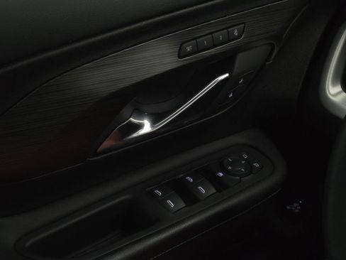 Used 2024 GMC Terrain SLT image 29