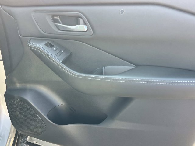 Used 2024 Nissan Rogue SV FWD image 24