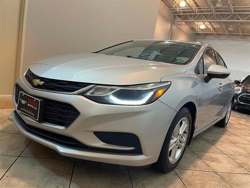Used 2017 Chevrolet Cruze LT image 6