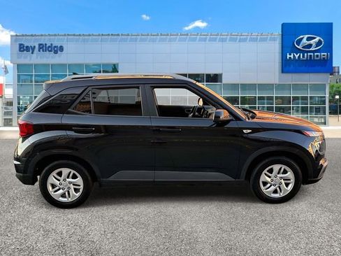 Used 2020 Hyundai Venue SEL FWD image 2