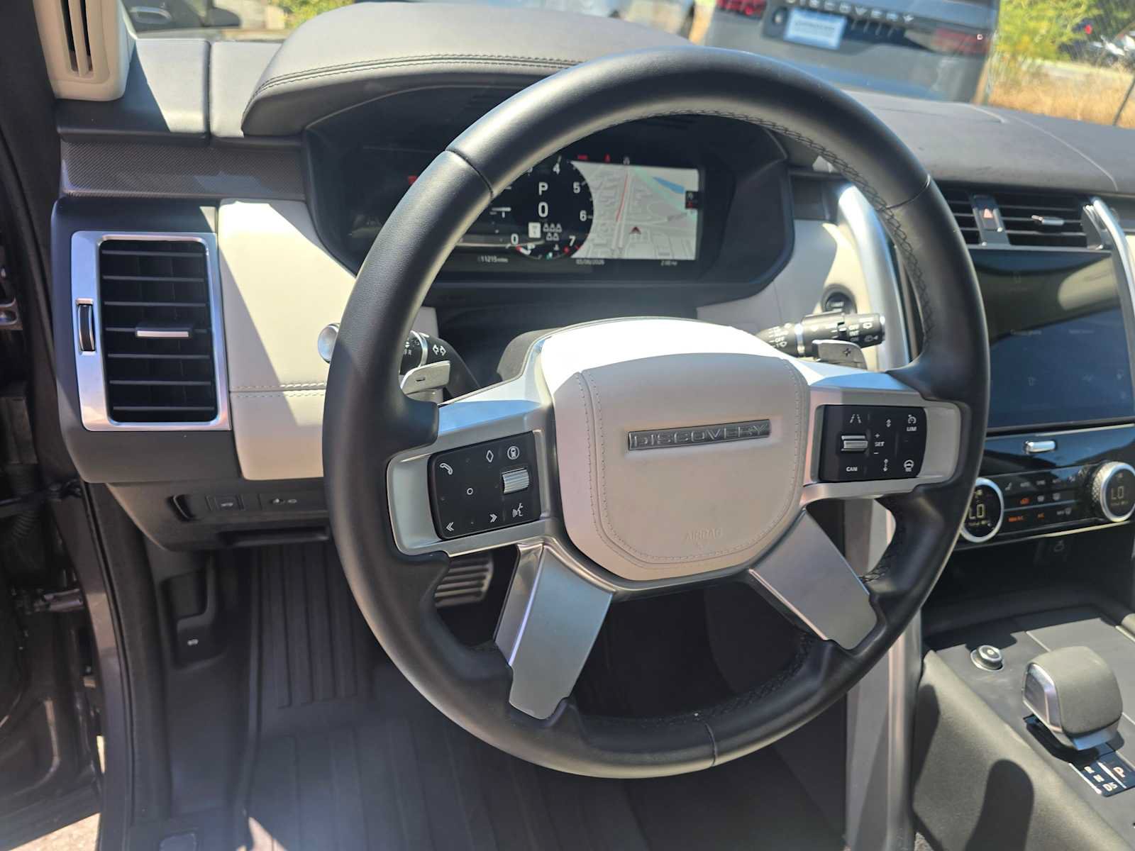 Used 2025 Land Rover Discovery Metropolitan Edition AWD/4WD image 26