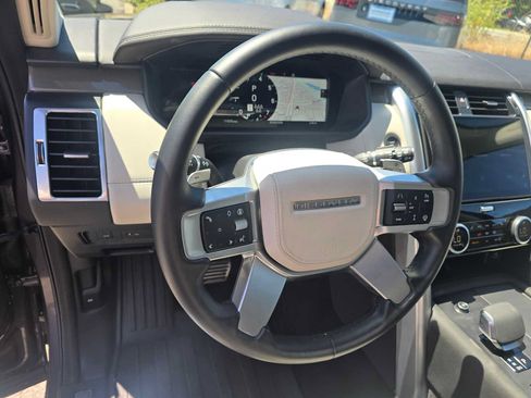 Used 2025 Land Rover Discovery Metropolitan Edition AWD/4WD image 26