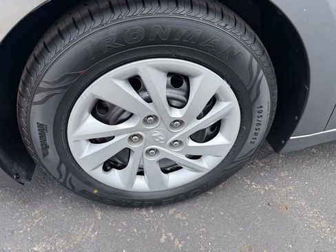 Used 2019 Hyundai Elantra SE w/ Cargo Package FWD image 8