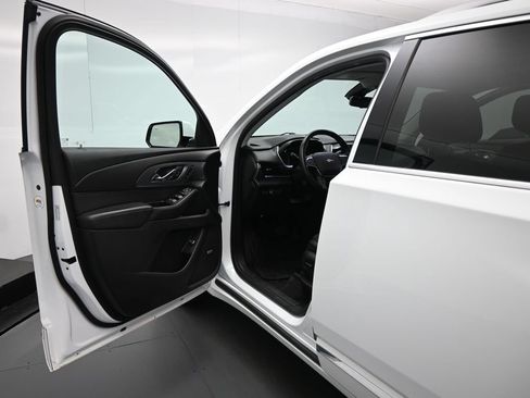 Used 2018 Chevrolet Traverse Premier w/ Driver Confidence II Package FWD image 9