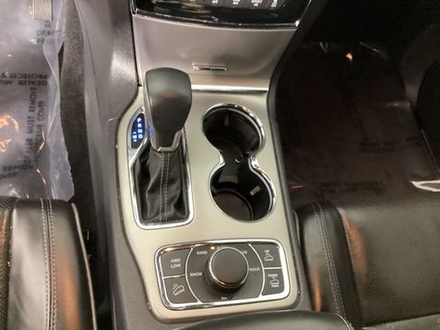 Used 2019 Jeep Grand Cherokee Overland AWD/4WD image 14