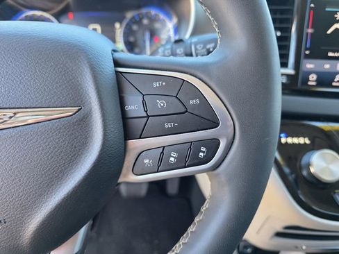 Used 2024 Chrysler Pacifica Touring-L image 34