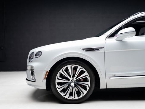 Used 2021 Bentley Bentayga AWD/4WD image 18