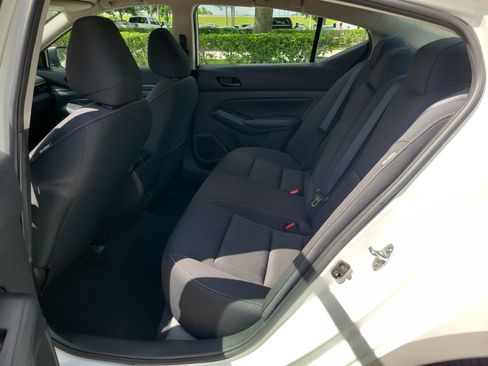Used 2025 Nissan Altima 2.5 SV FWD image 9