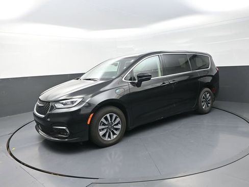 Used 2024 Chrysler Pacifica Limited FWD image 41