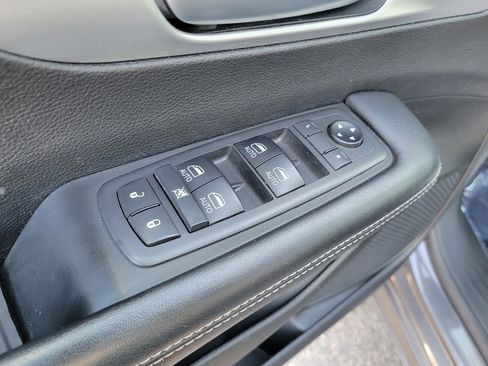 Used 2018 Chrysler Pacifica Touring-L Plus image 18