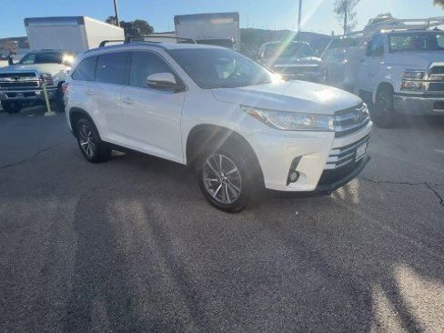 Used 2019 Toyota Highlander XLE image 2