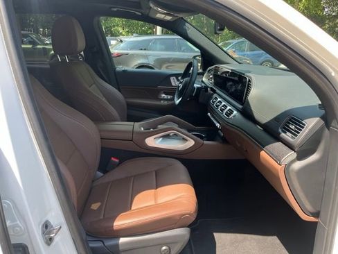 Used 2024 Mercedes-Benz GLS 450 4MATIC image 11