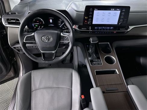 Used 2022 Toyota Sienna XLE image 21