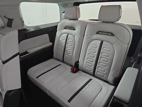Used 2024 Rivian R1S Adventure AWD/4WD image 23