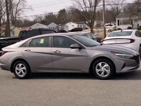 Used 2023 Hyundai Elantra SE FWD image 2