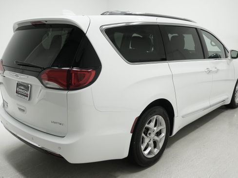 Used 2018 Chrysler Pacifica Limited FWD image 4