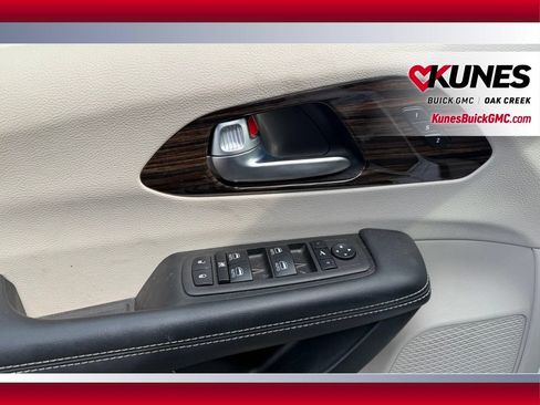Used 2023 Chrysler Pacifica Limited FWD image 9