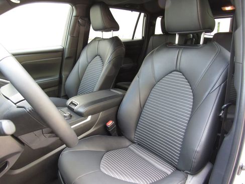 Certified 2025 Toyota Highlander XSE AWD/4WD image 11