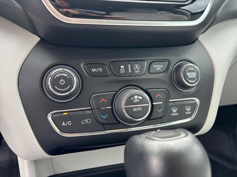 Used 2019 Jeep Cherokee Limited AWD/4WD image 27