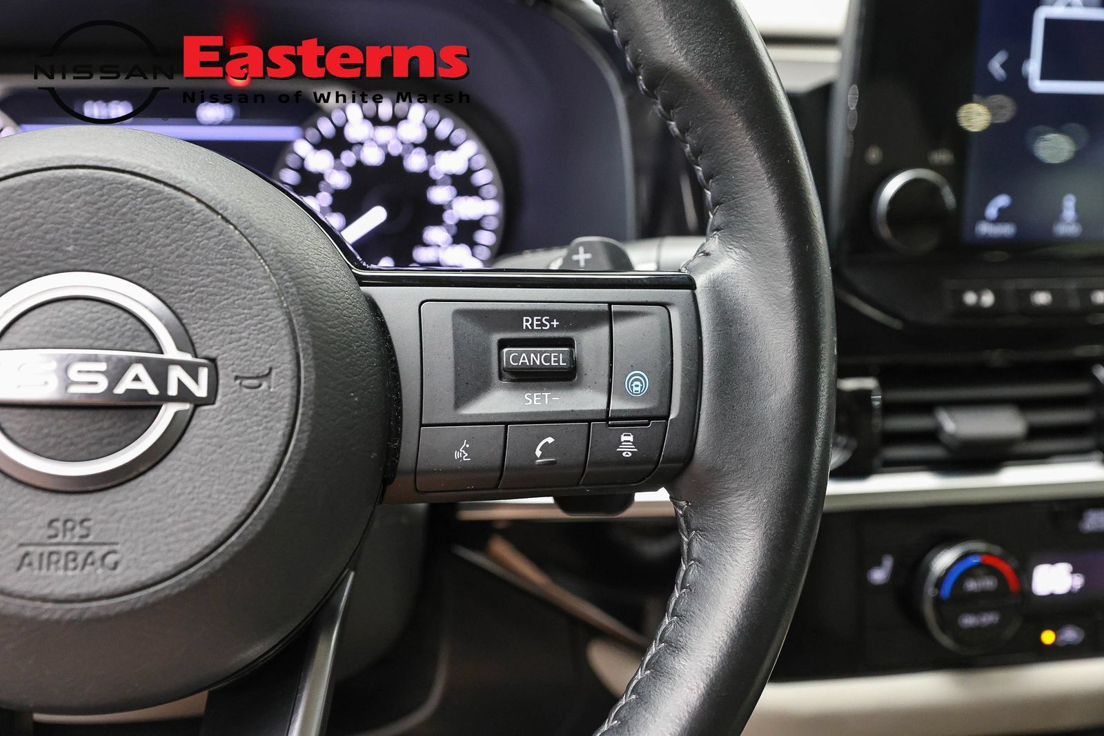 Used 2022 Nissan Pathfinder SL AWD/4WD image 16