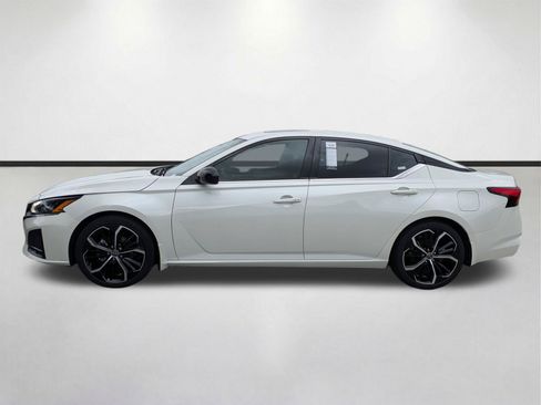 Used 2024 Nissan Altima 2.5 SR w/ SR Premium Package FWD image 8