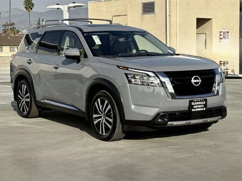 Used 2024 Nissan Pathfinder Platinum w/ Cargo Package image 32