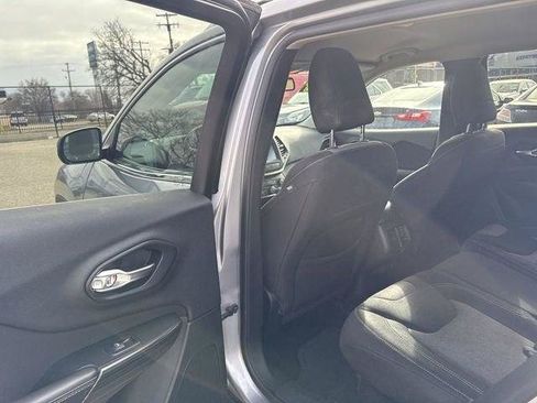 Used 2014 Jeep Cherokee Latitude w/ Comfort/Convenience Group FWD image 17