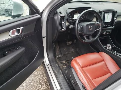 Used 2019 Volvo XC40 T4 Inscription image 11