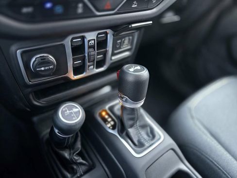 Used 2025 Jeep Wrangler Unlimited Sahara image 30