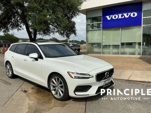 Used 2020 Volvo V60 T5 Momentum image 1