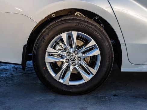 Used 2026 Toyota Sienna XLE FWD image 11