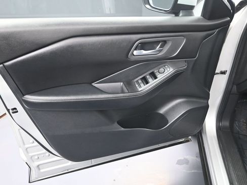 Used 2024 Nissan Rogue SV image 10