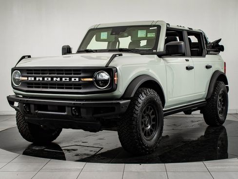 Used 2021 Ford Bronco Black Diamond image 2